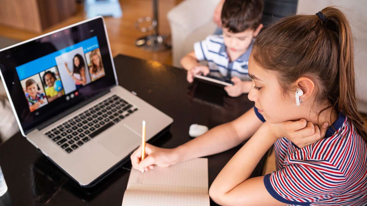 Students collaborating as part of an online school community
